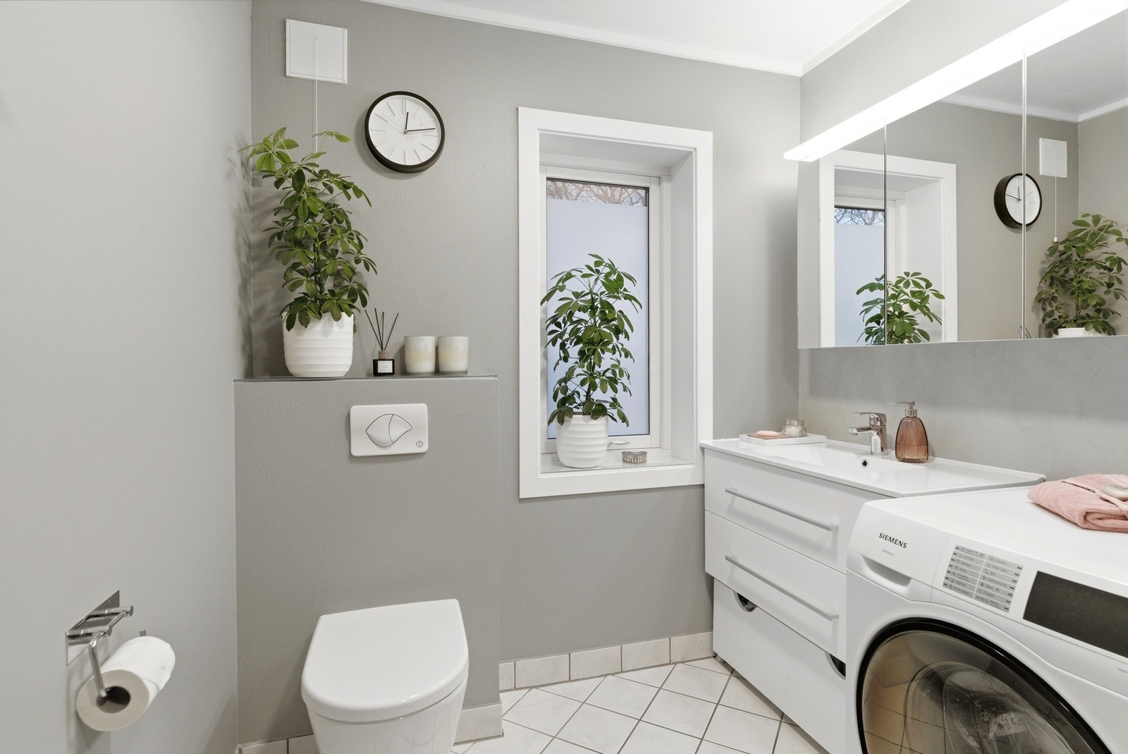 Nye vannrør, ny baderomsinnredning, nytt toalett og nytt dusjkabinett i 2021. Samtidig ble det etablert opplegg for vaskemaskin. Galleribilde