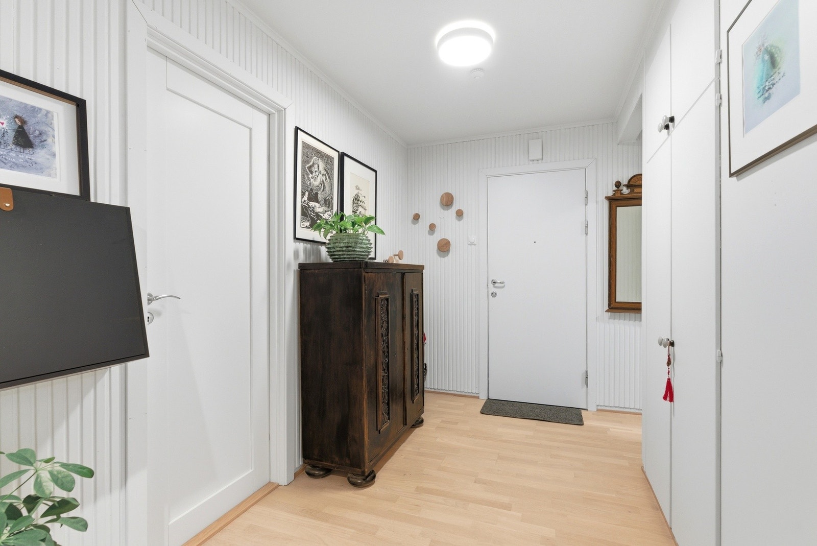 Fra gangen er det direkte adkomst til bad til høyre, hovedsoverom og videre inn til stue/kjøkken. Galleribilde