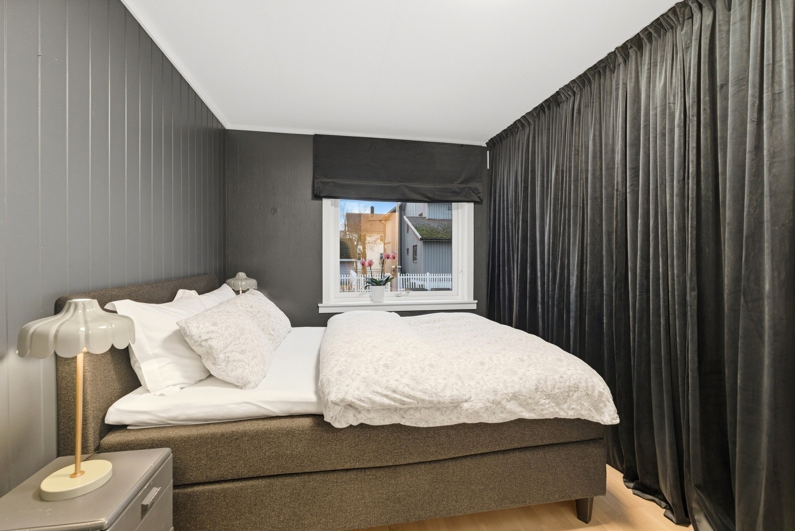 Hovedsoverommet vender mot rolig bakgård og har plass til dobbeltseng og nattbord. Oppbevaringsplass i åpen garderobe. Galleribilde