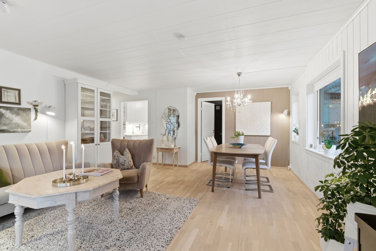 Betydelig oppgradert i 2021 med oppussede overflater, ny eikeparkett på gulv, nytt kjøkken, oppgradert bad, nye vannrør og oppgradert elektrisk med nye kurser, stikk og automatsikringer. Galleribilde