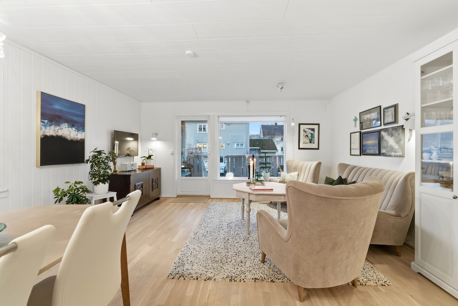 Flott stue med plass til både sitte-og spisegruppe. Galleribilde