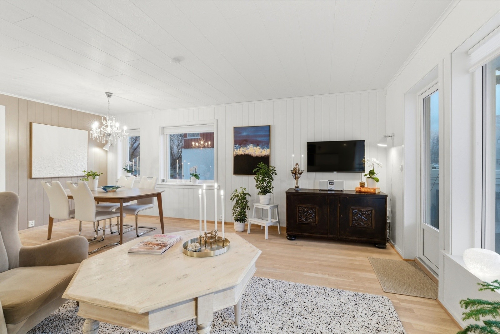 Store vindusflater sørger for godt med lysinnslipp i rommet. Galleribilde