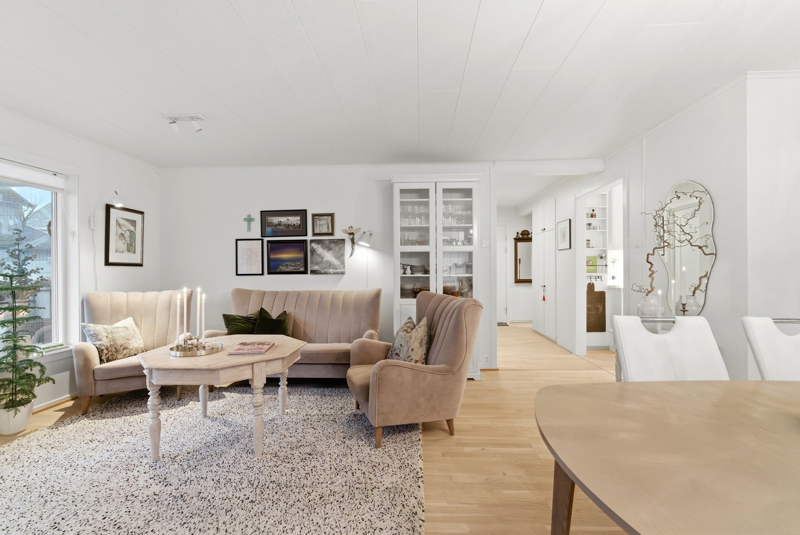 Det er pipe i stua med mulighet for å sette inn vedovn. Galleribilde