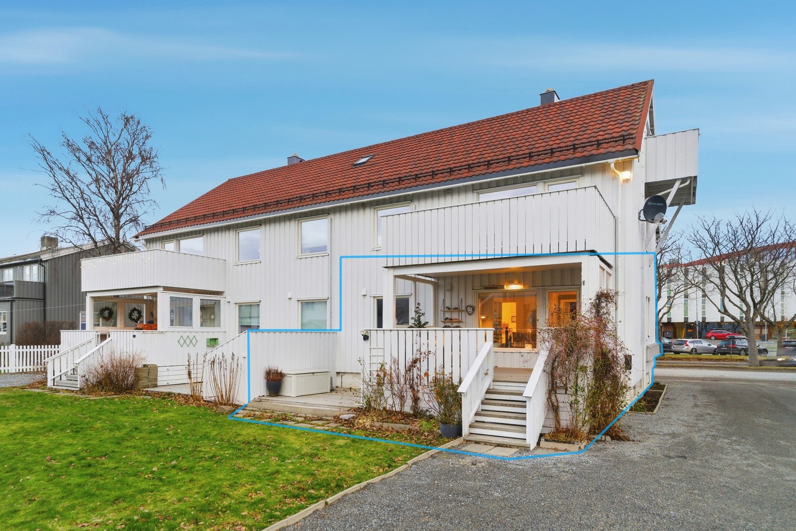 Leiligheten ligger fint til i 1. etasje med vestvendt veranda, platting og hage. Fast parkeringsplass i bakgård. Galleribilde