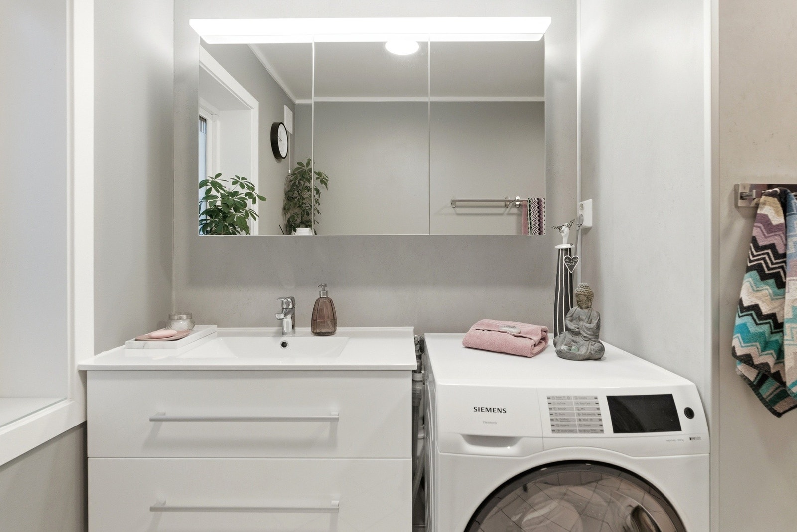 Speilskap med lys ovenfor. Opplegg for vaskemaskin. Galleribilde