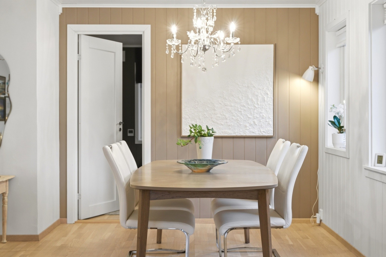 Plass til spisebord av god størrelse hvor du enkelt kan samle venner og familie. Galleribilde