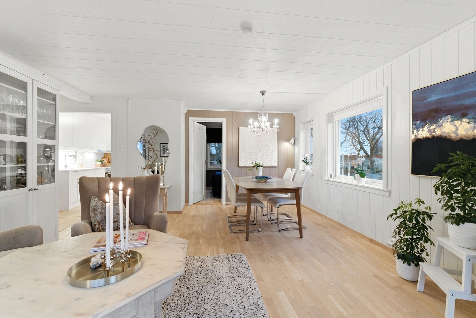 Flott og betydelig oppgradert 3-roms leilighet med god standard og sentral beliggenhet i Vestbyen/Sentrum. Galleribilde