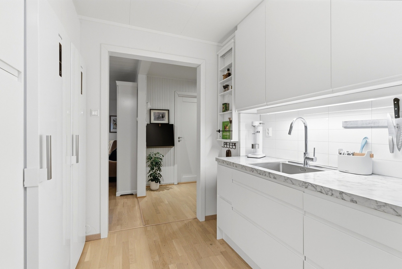 Tidløst og flott kjøkken som er praktisk tilbaketrukket i egen sone, samtidig som det er nærhet til stua. Galleribilde