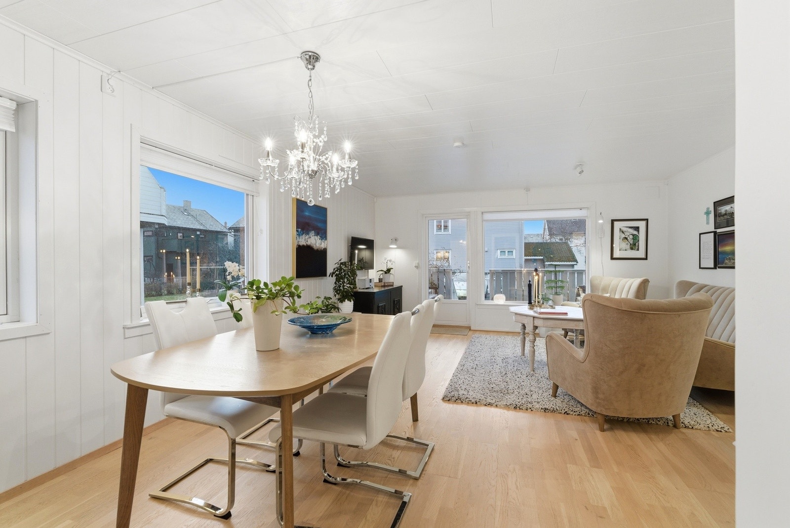 Store vindusflater som gir en god romfølelse. Galleribilde