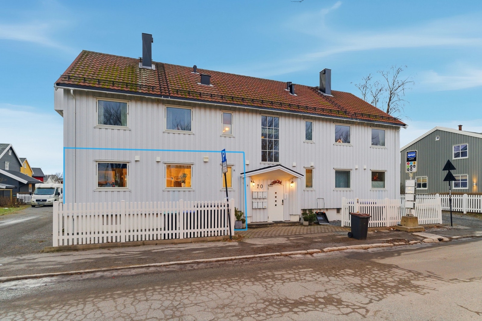 Veldrevet borettslag med god vedlikeholdshistorikk hvor bl.a fasader, tak, vinduer, balkonger og drenering er renovert i perioden 2011-2015. Galleribilde