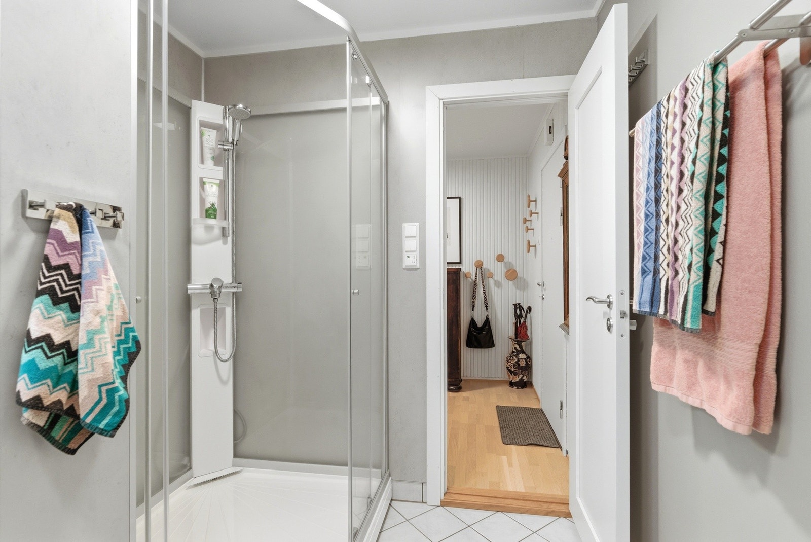 Nytt dusjkabinett i 2021. Ny termostat til varmekabler i 2025. Galleribilde