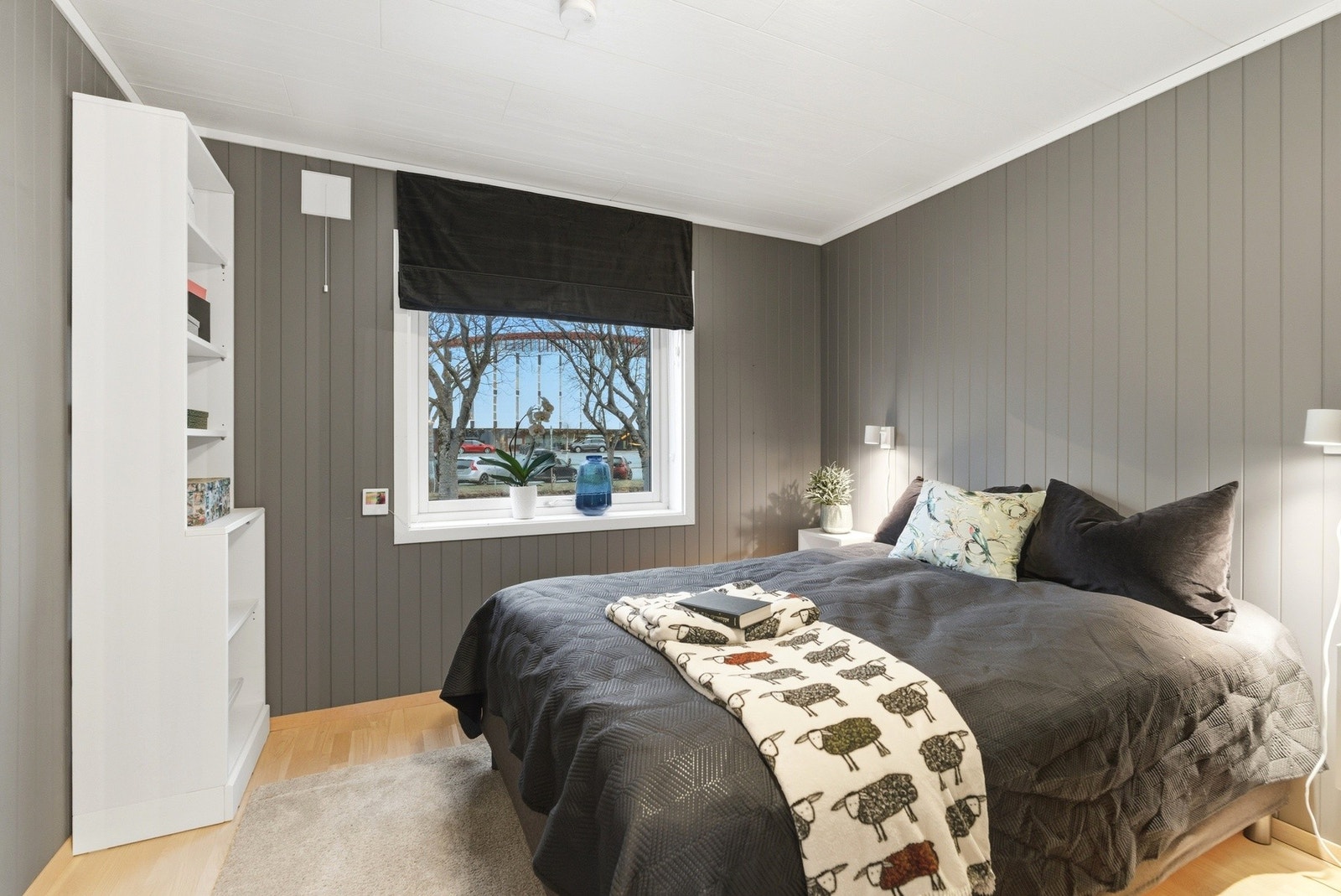 Soverom nr. 2 med plass til seng, nattbord og garderobe. Galleribilde