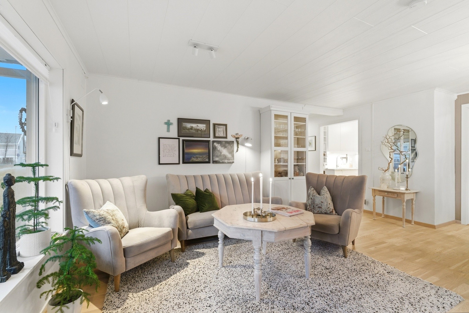 Leiligheten holder en gjennomgående god standard med lyse overflater og nytt gjennomgående parkettgulv i 2021. Galleribilde