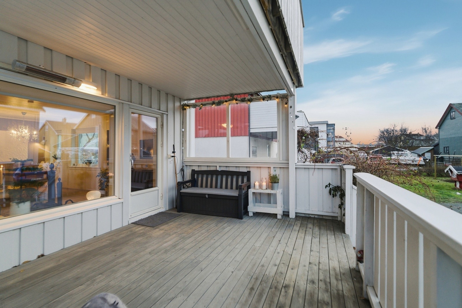 Hyggelig veranda som fungerer som en flott forlengelse av stua på sommerhalvåret. Galleribilde