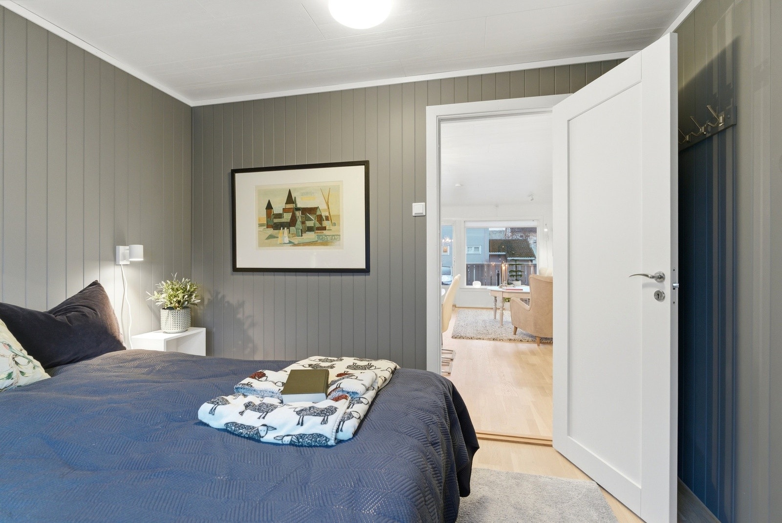 Soverom nr. 2 har adkomst fra stua - egner seg fint til bruk som gjesterom, barnerom eller kontor. Galleribilde