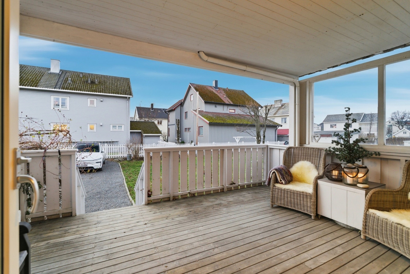 Lun og vestvendt veranda på 15 m² med gode solforhold og plass til utemøblement. Trapp ned til hage og platting. Galleribilde