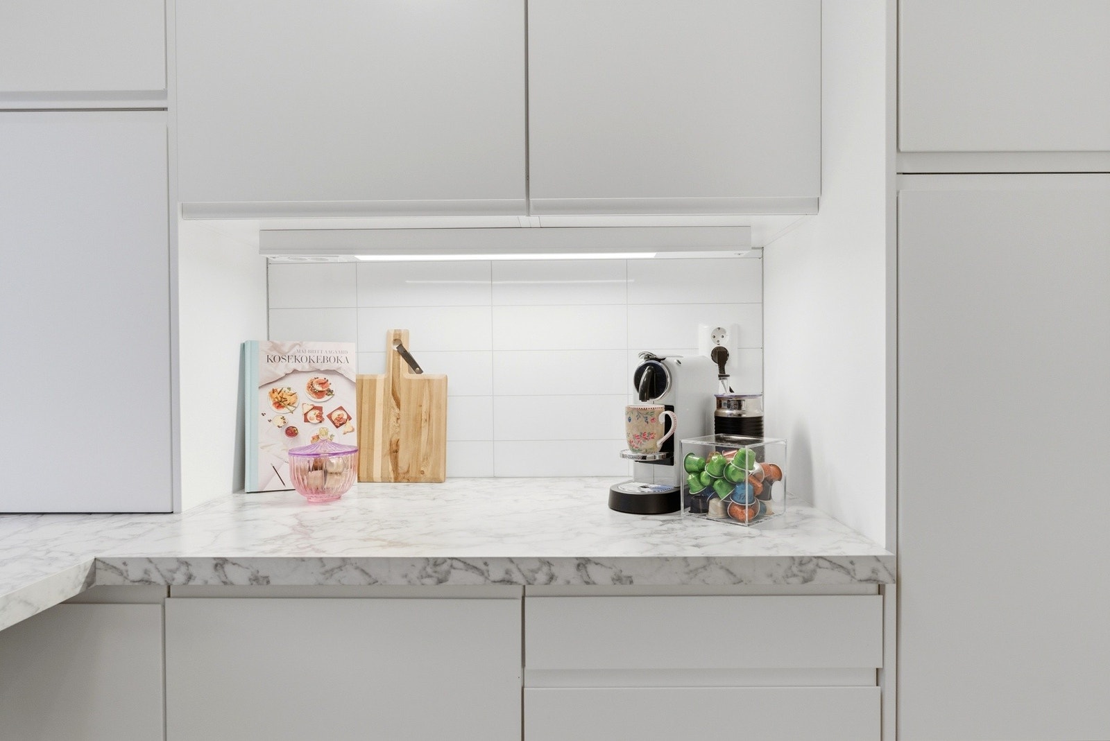 Praktisk og bruksvennlig kjøkken med god skap-,skuff og benkeplass. Galleribilde