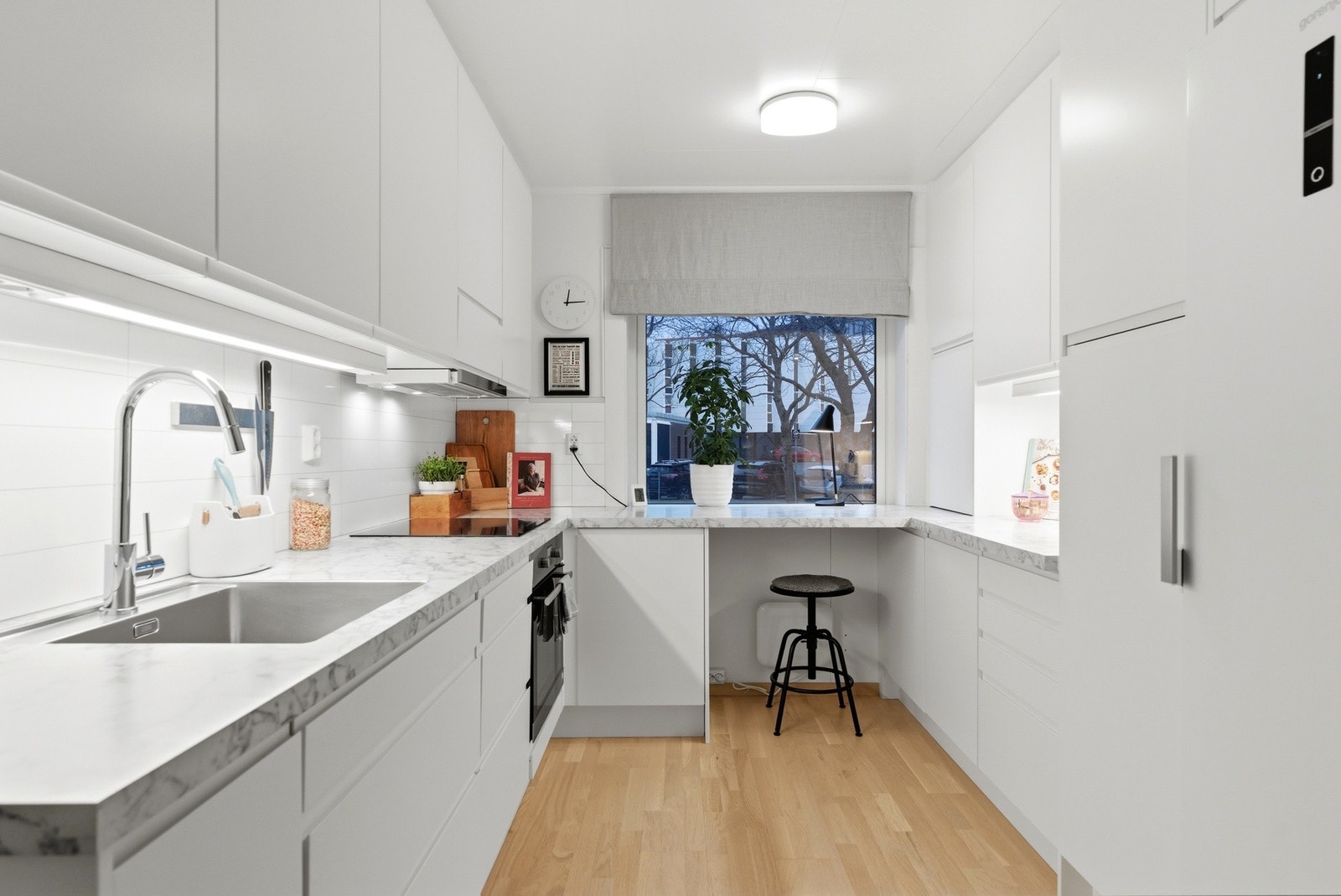 Integrert platetopp, stekeovn og oppvaskmaskin. Frittstående kjøleskap og fryseskap medfølger også. Etablert Waterguard og komfyrvakt. Nye vannrør i 2021. Galleribilde