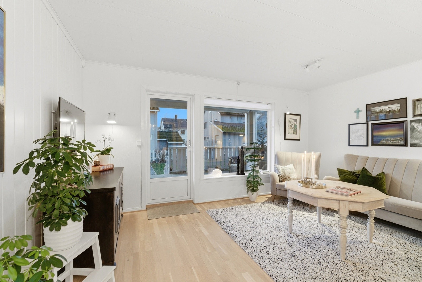 Utgang fra stue til romslig takoverbygget veranda. Galleribilde