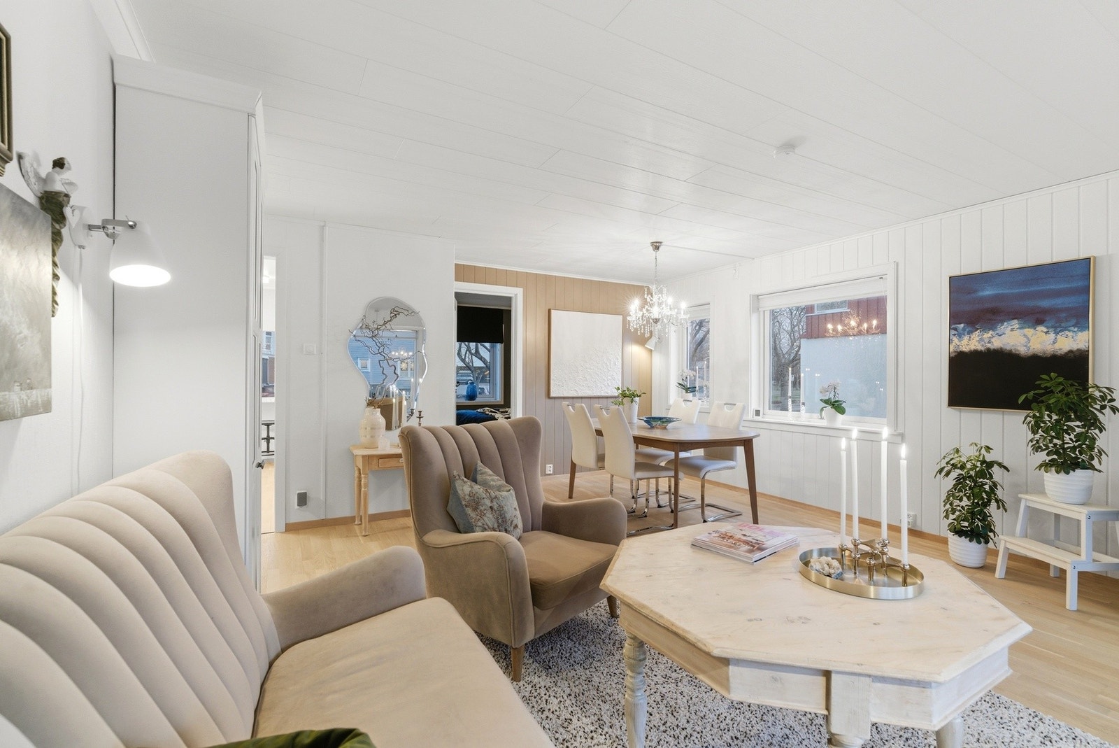 Plass til både sitte-og spisegruppe i naturlige soner. Galleribilde