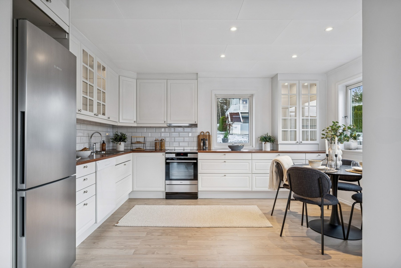 Et lyst og pent Norema kjøkken med profilerte fronter. Galleribilde