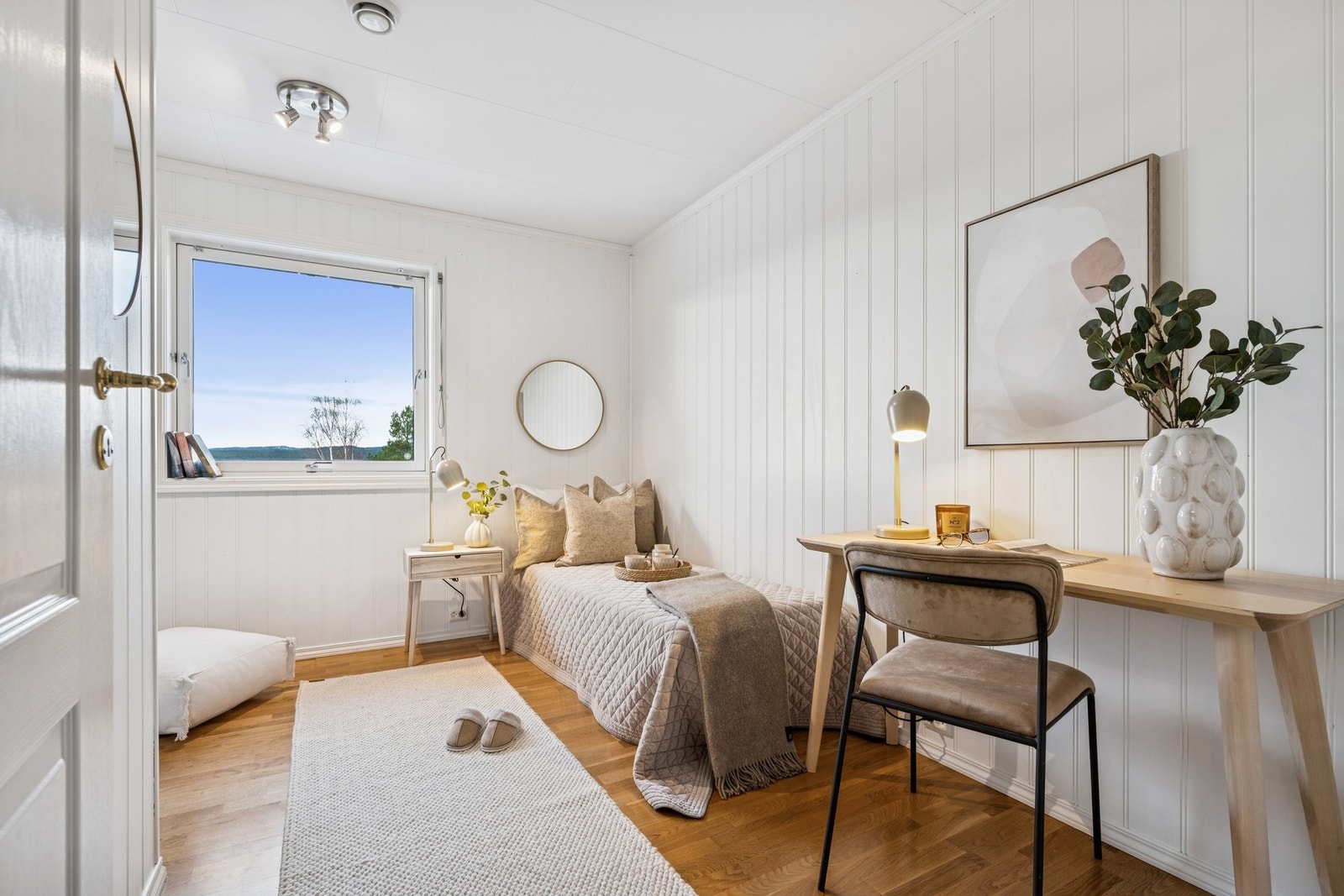 Soverom 2 er noe mindre, men egner seg utmerket som barnerom, kontor, gjesterom, eller til det man måtte ønske. Galleribilde