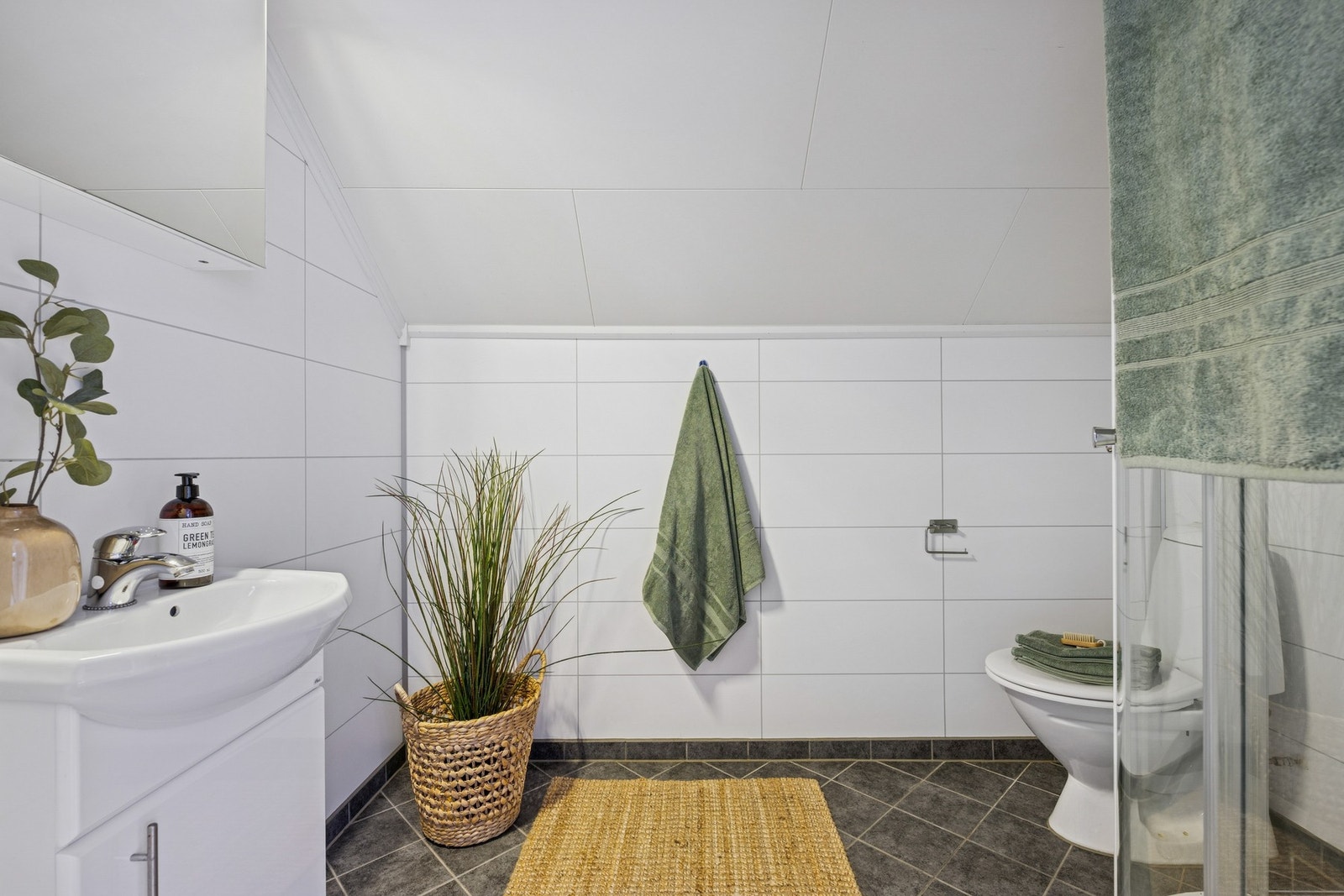 Praktisk med bad i loftsetasjen. Galleribilde