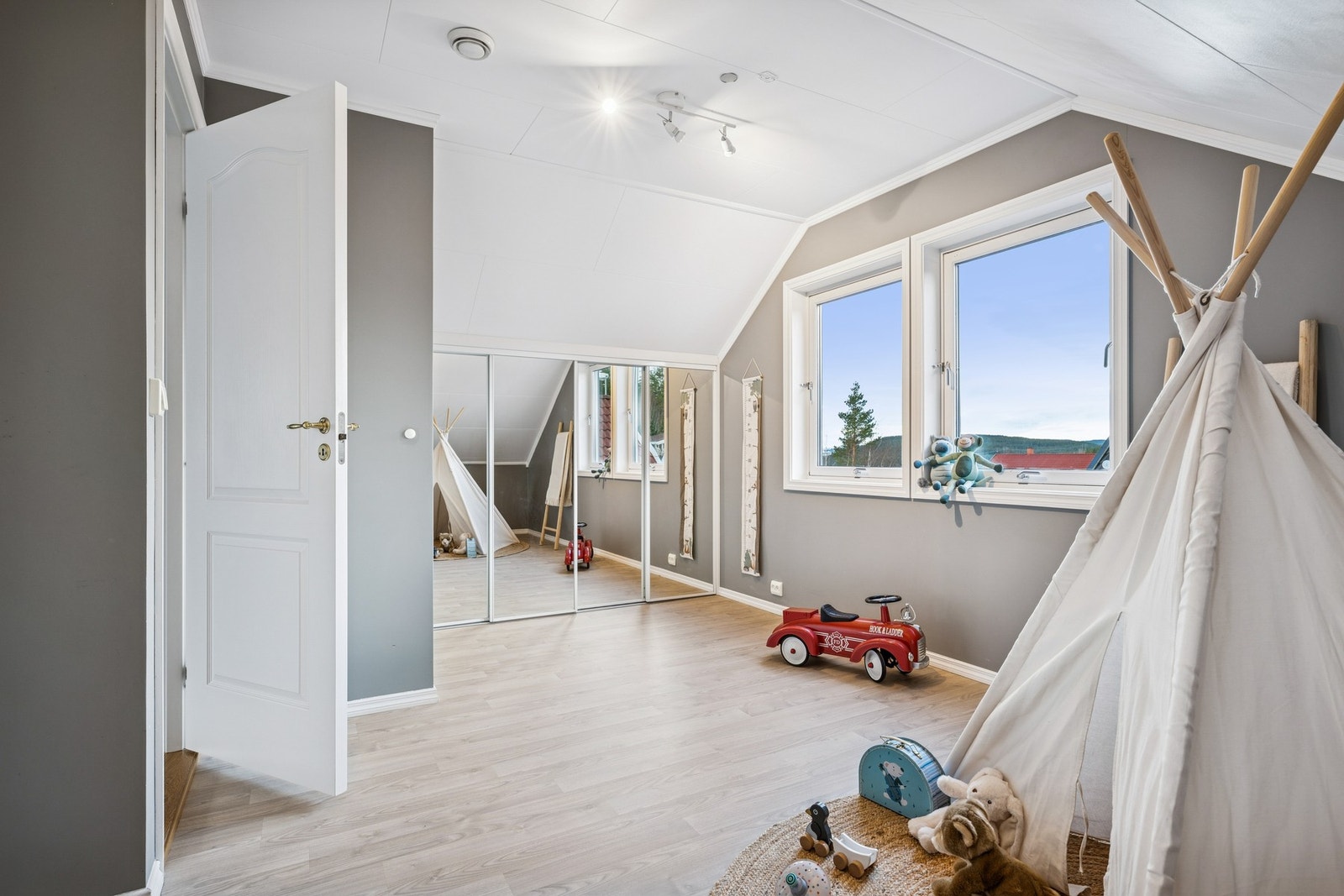 Et lyst og delikat soverom med fin plass til seng og annet møblement. Galleribilde