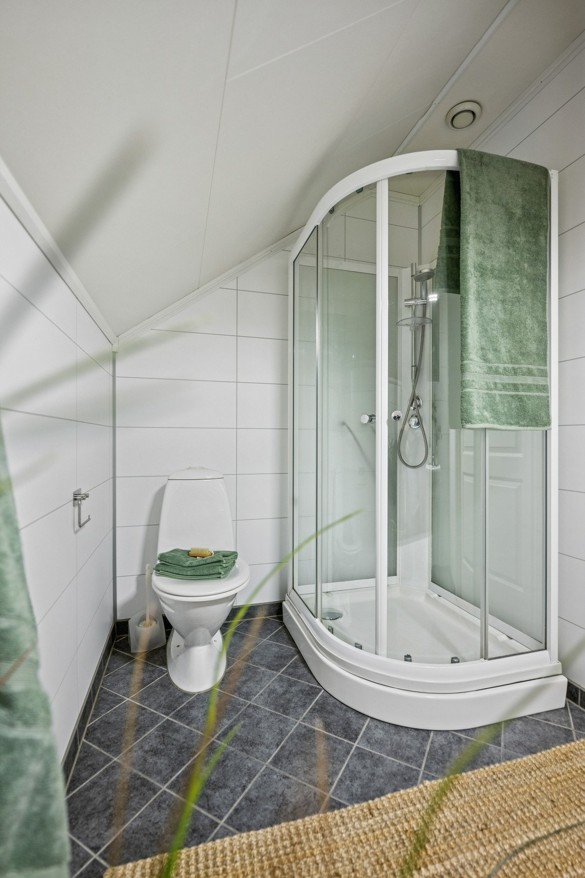 Rommet er innredet med servantinnredning, dusjkabinett og toalett. Galleribilde