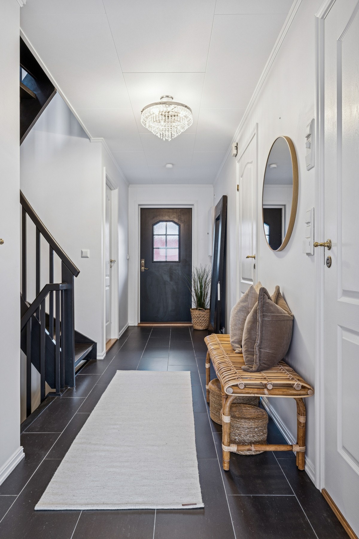 Velkommen inn - fin plass til å hensette sko og yttertøy. Galleribilde