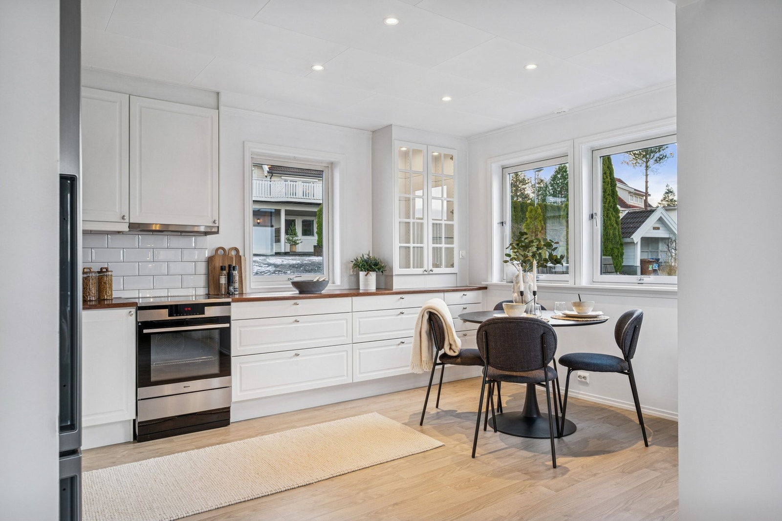 Her har du fin plass til kjøkkenbord/spisestuebord. Galleribilde