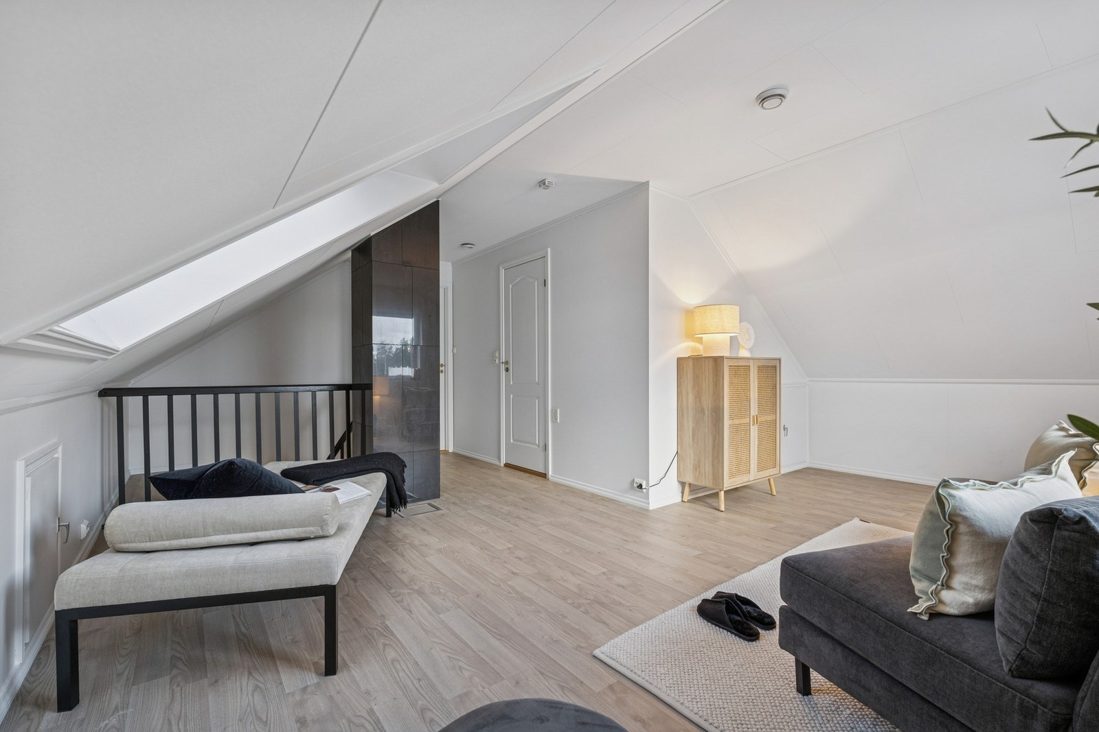 Loftstuen gir et mer tilbaketrukket oppholdsrom som egner seg godt som TV-stue, lekerom eller ekstra oppholdsrom Galleribilde