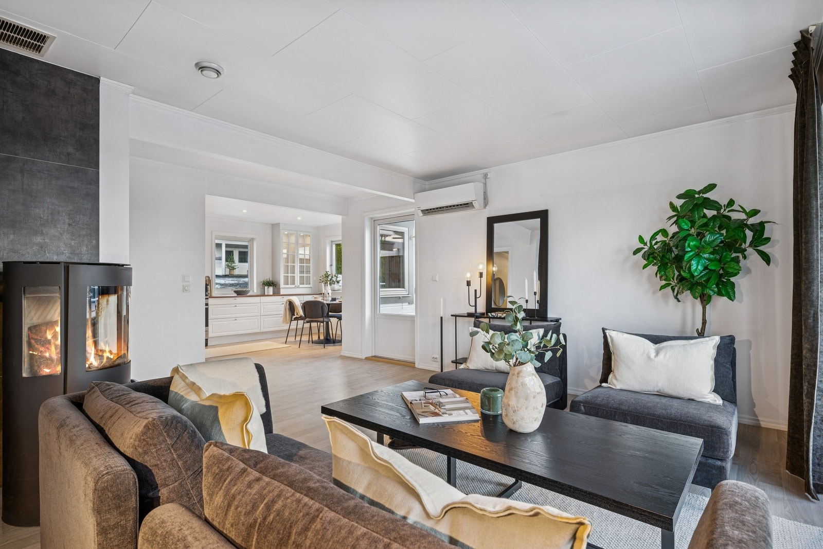 I stuen er det fin plass til sofagruppe. Peisen og varmepumpen bidrar til ekstra varme på kalde vinterdager. Galleribilde