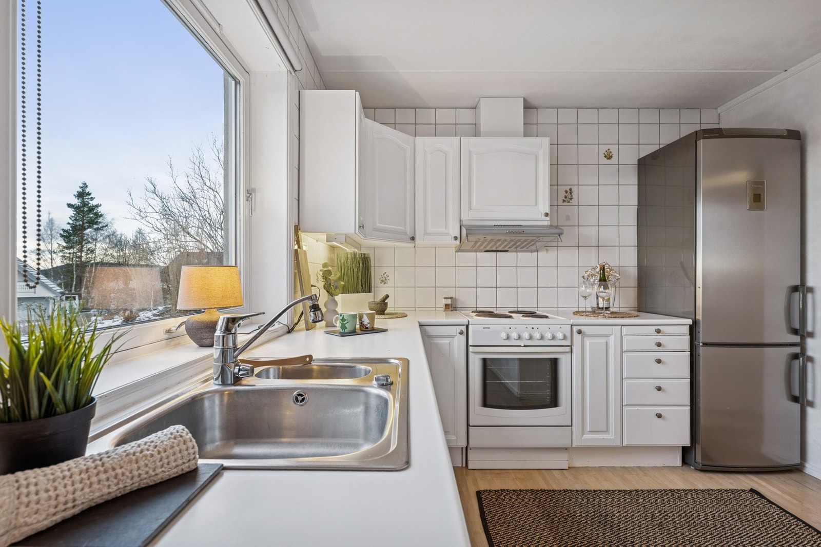 I hybelen er det et lyst kjøkken med plass til frittstående hvitevarer. Galleribilde