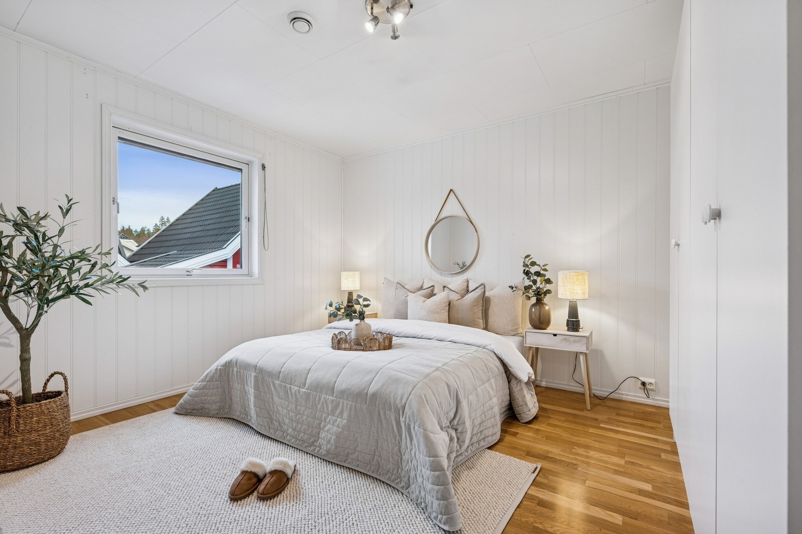 I boligens 1.etasje har du to soverom. Hovedsoverommet er av god størrelse. Galleribilde