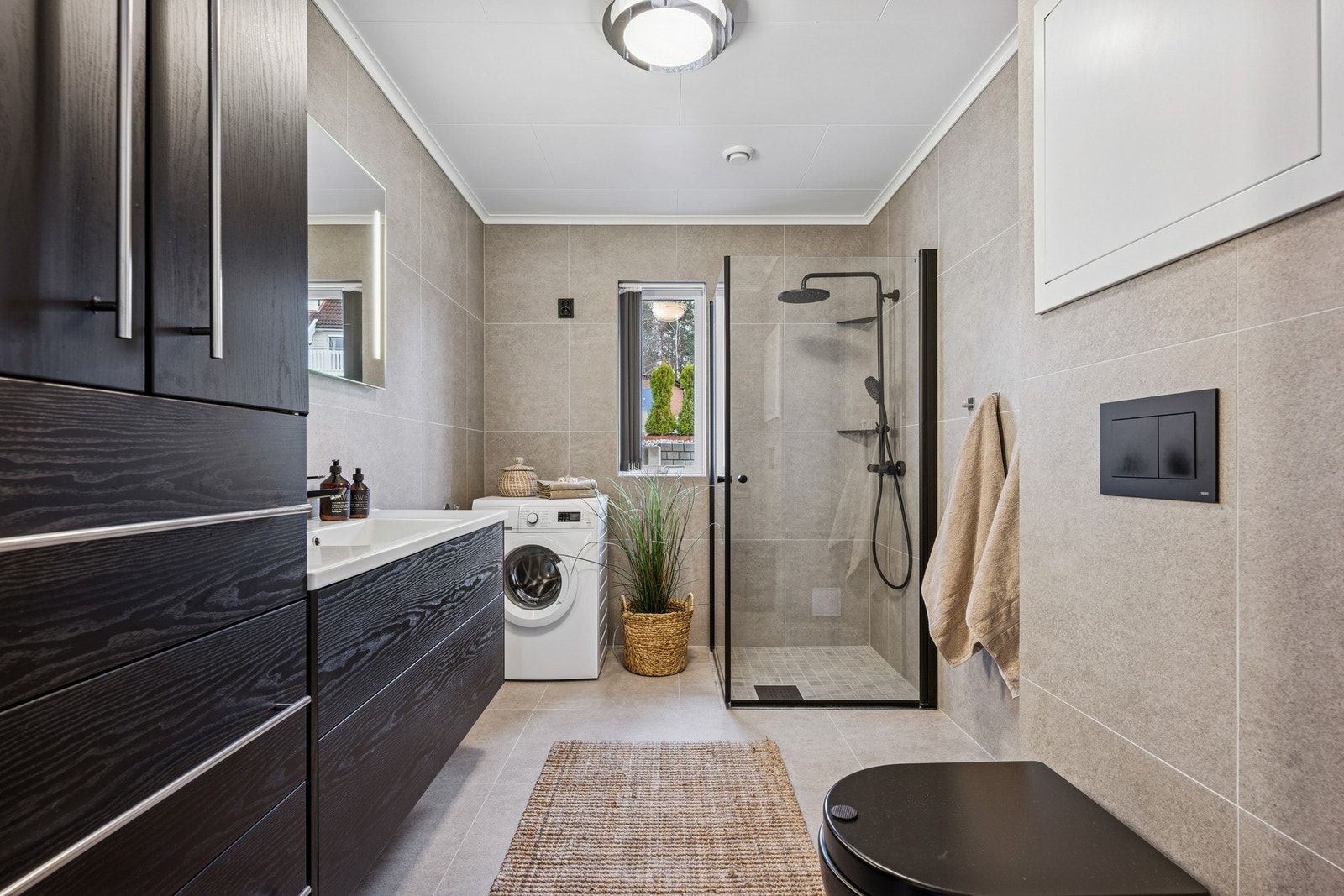 Et moderne baderom av god størrelse. Galleribilde