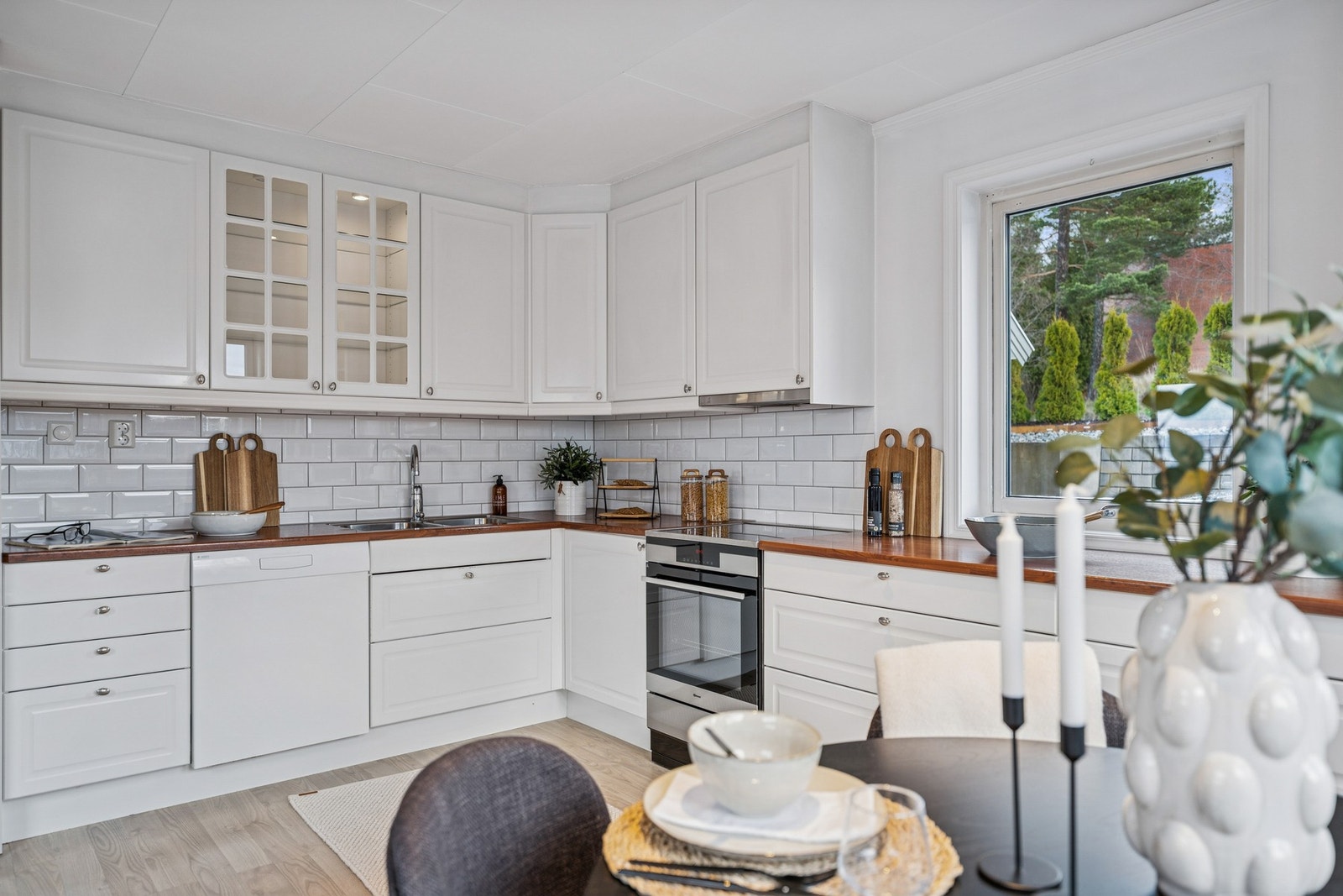 Godt med skap -og benkeplass i innredningen. Galleribilde