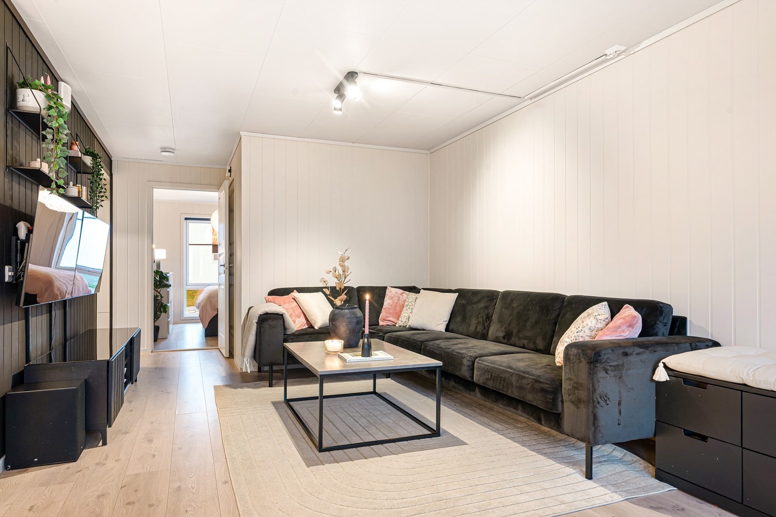 Eline Wiggen v/ Aktiv eiendomsmegling har gleden av å presentere Harstadrøet 103 B. Foto: Heidi Larsen. Galleribilde