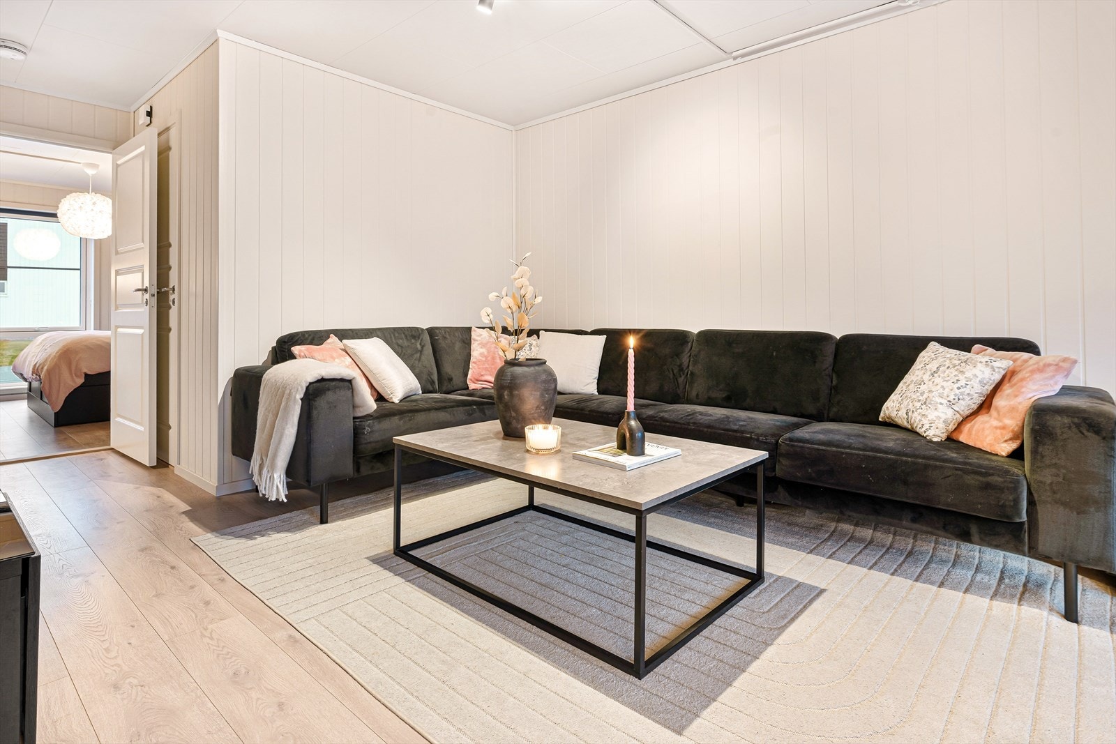 Innbydende stue som fint kan innredes med ønsket møblement. Galleribilde