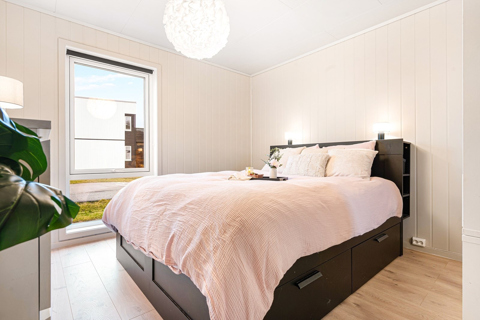 Hovedsoverom av god størrelse som er malt i tidløse farger. Galleribilde