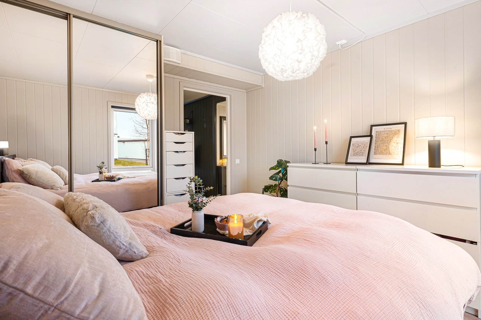 Rommet har skyvedørsgarderobe. Galleribilde