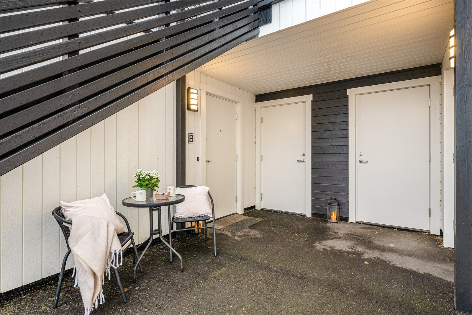 Boligen har også en praktisk sportsbod rett ved ytterdøren. Galleribilde