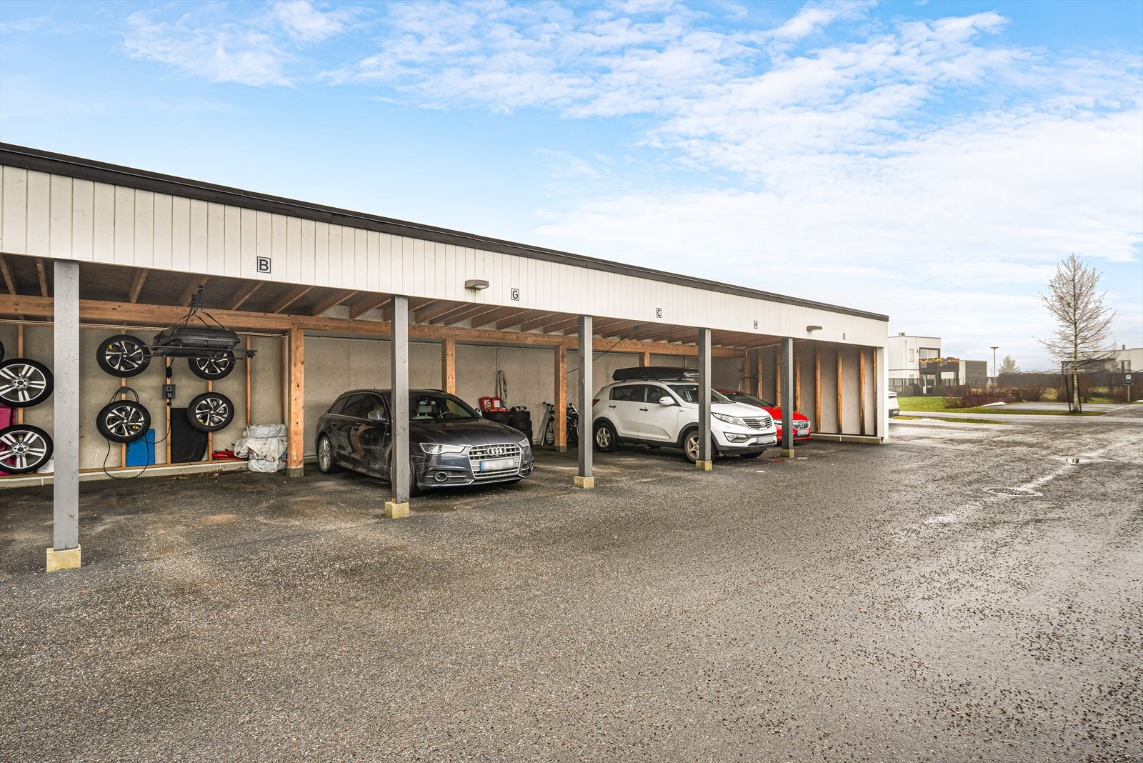 Leiligheten disponerer en parkeringsplass i felles utvendig carportrekke. Parkeringen har elbillader. Galleribilde