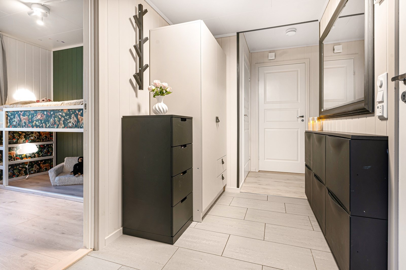 Lys og trivelig entré med varme i gulv og god plass til å henge fra seg yttertøy og sette fra seg sko. Galleribilde