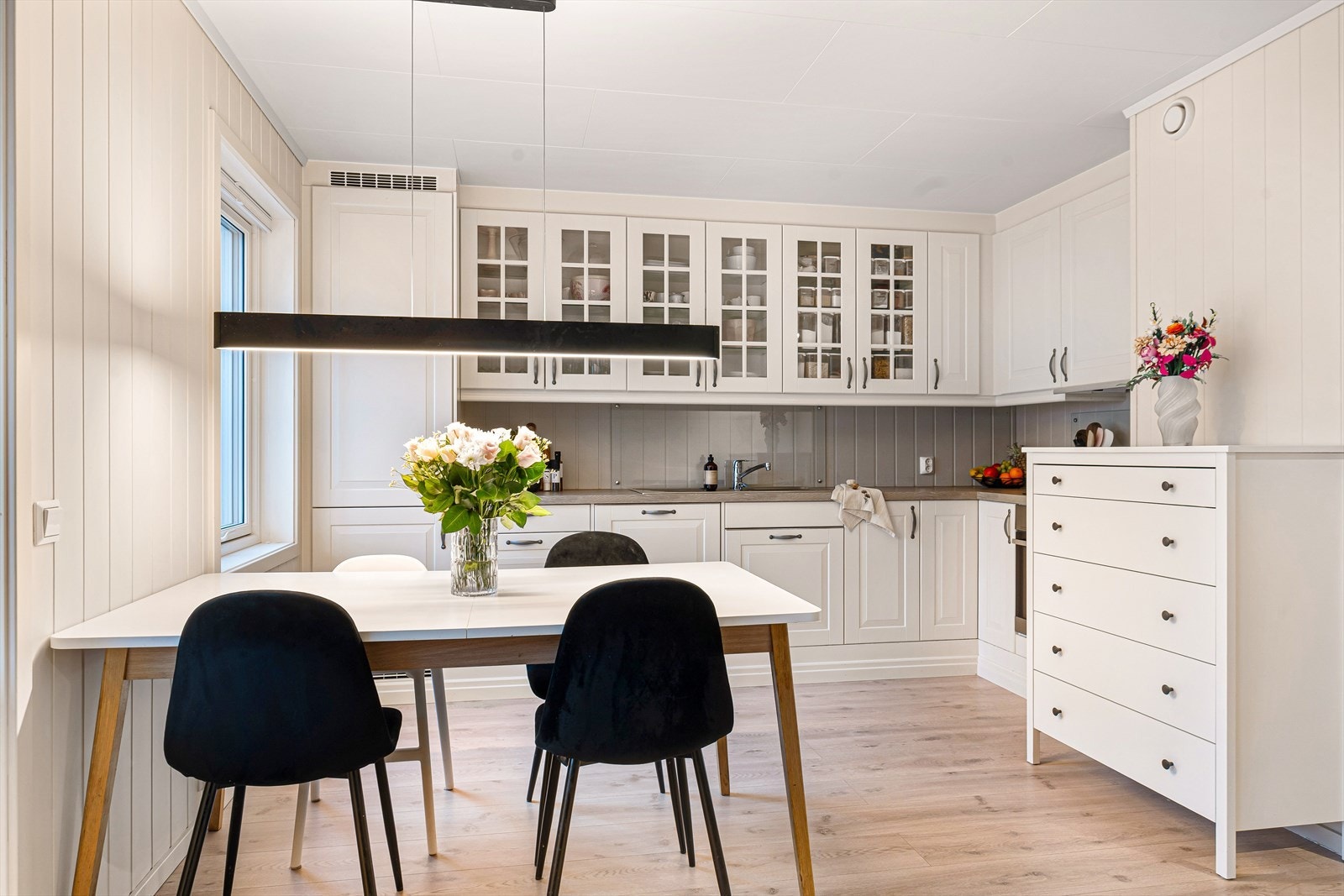 Kjøkkenet har godt med skap og benkeplass. Galleribilde