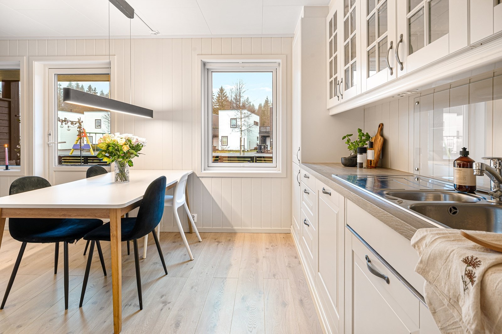 Det er integrert kjøl/fryseskap og oppvaskmaskin, nedfelt induksjonstopp. Innebygget stekeovn. Etablert vannstoppsystem og komfyrvakt. Galleribilde