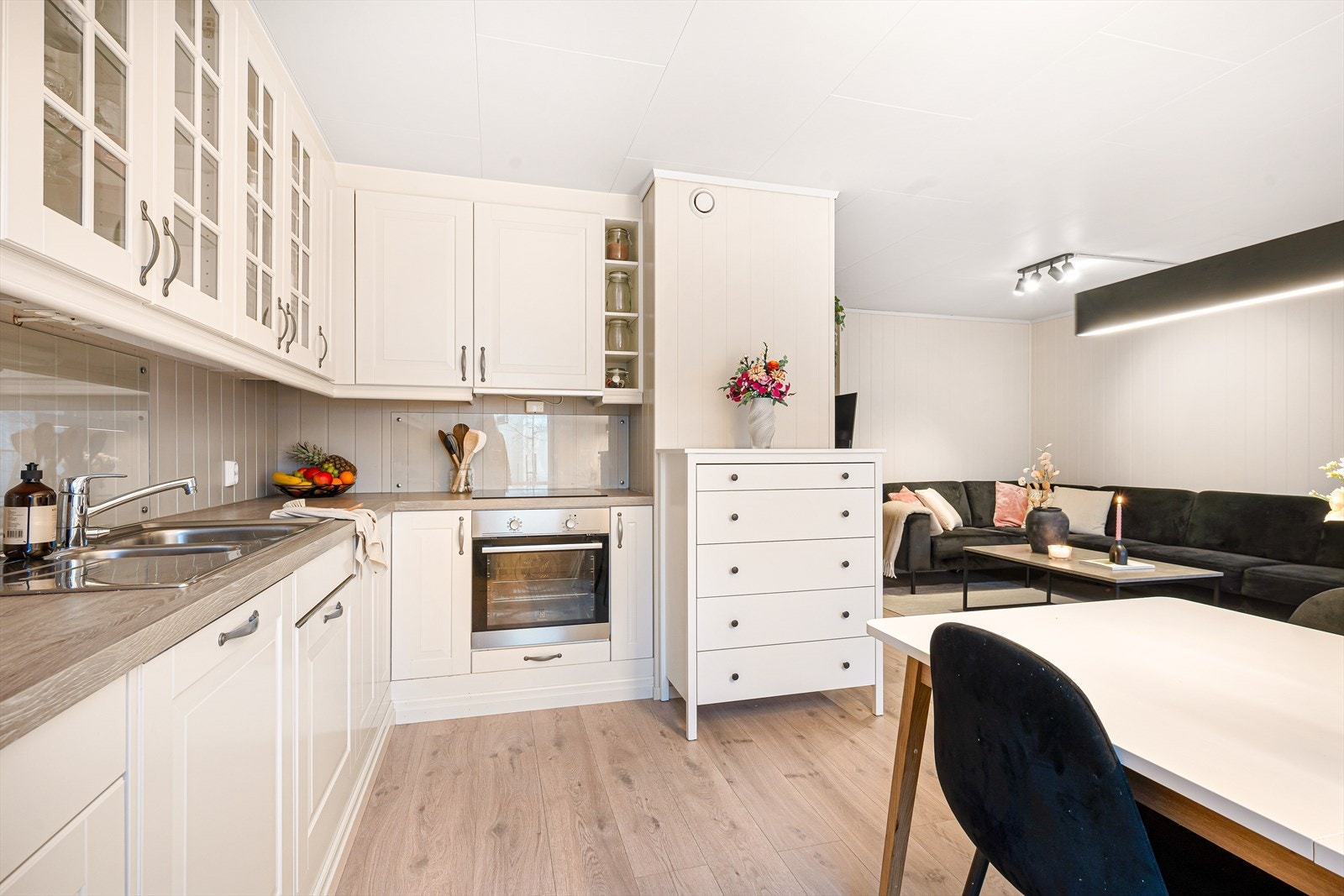 Benkeplaten er av laminat med glassplate over vask og stekesone. Galleribilde