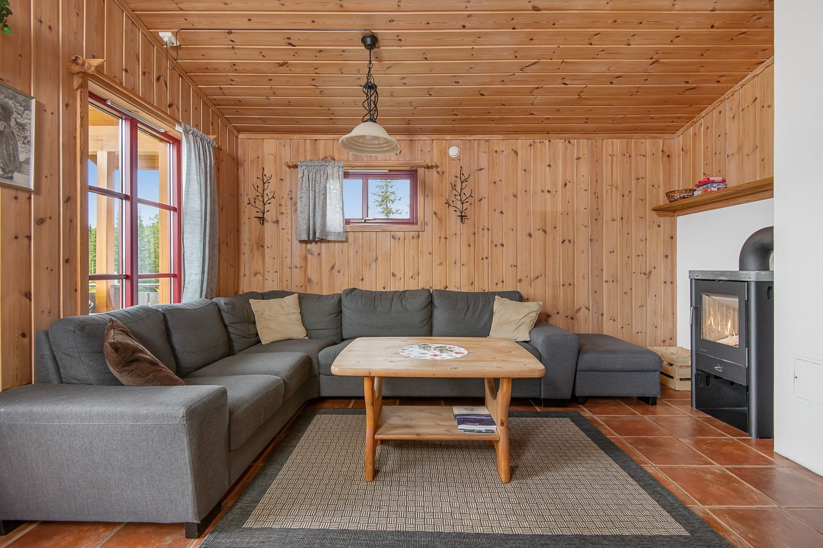 Det er plass til en romslig salong i stua. Galleribilde