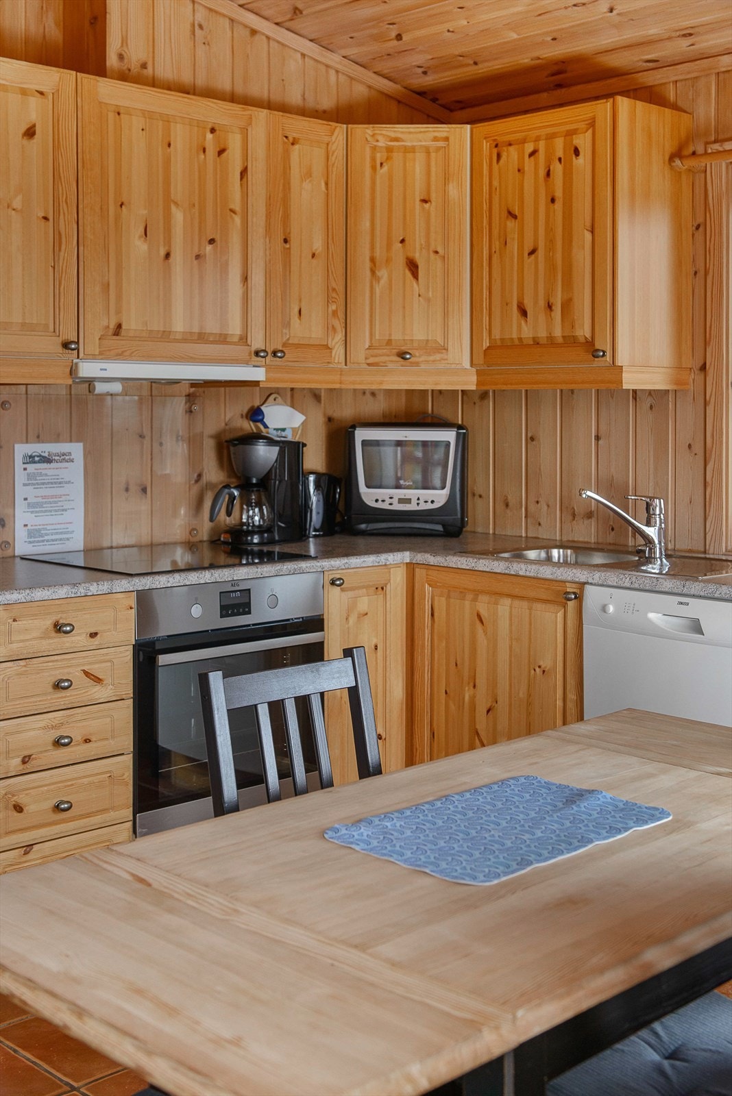 Plass til spisebordet ved kjøkkenet. Galleribilde