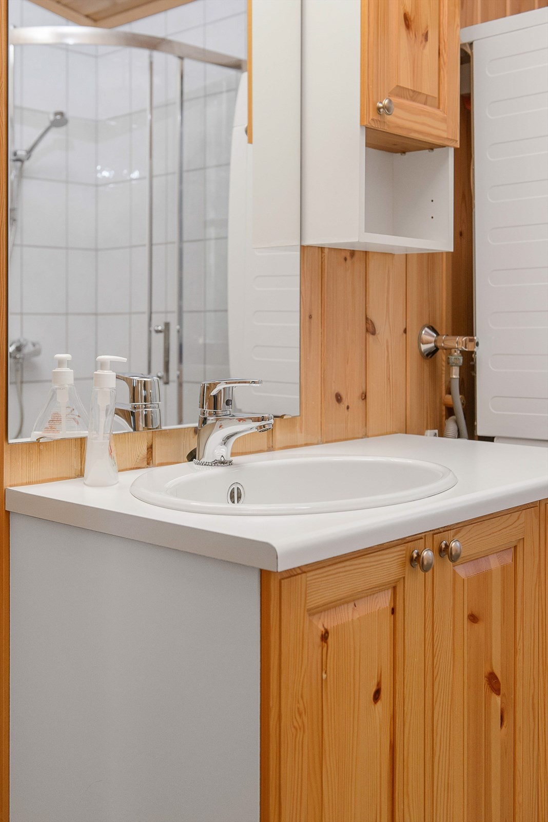 Skap for oppbevaring i servantinnredningen. Galleribilde